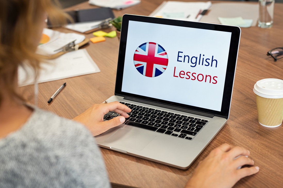 kobieta przed laptopem uczy sie angielskiego